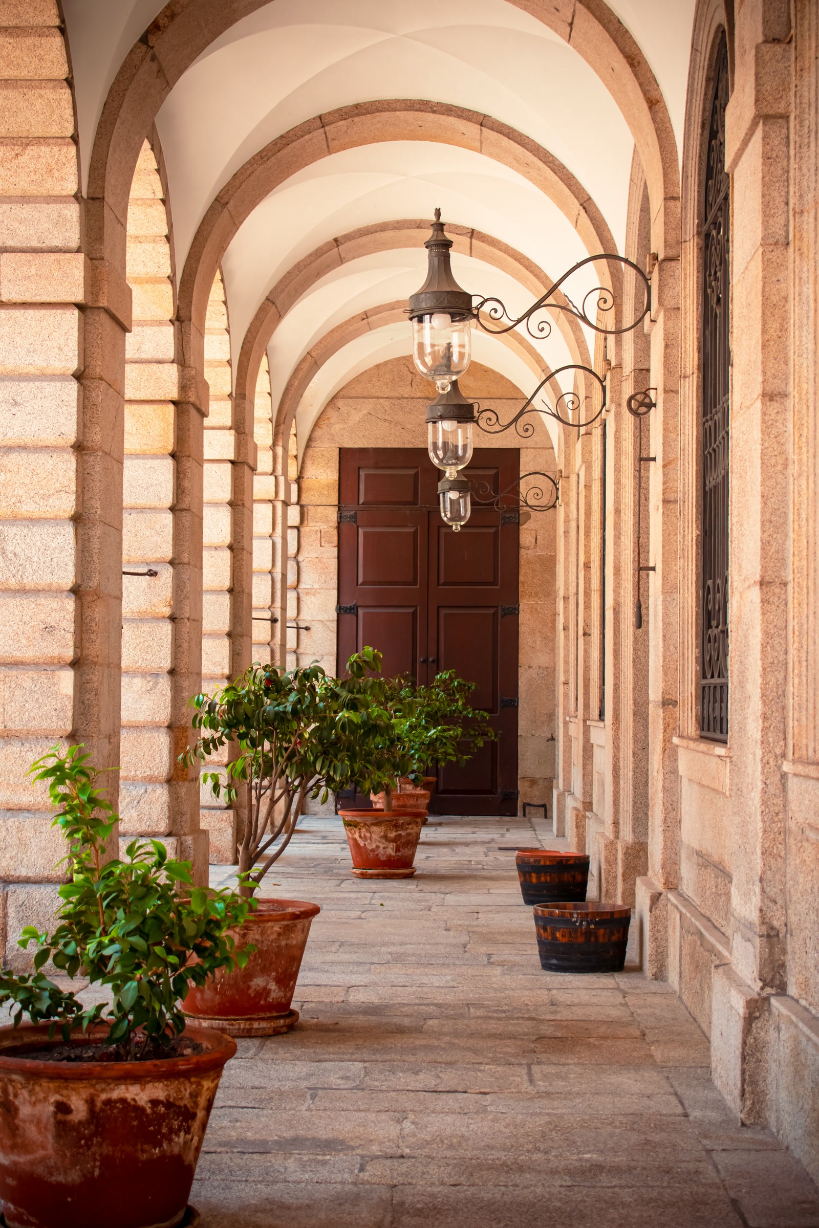 Claustro de arcos em pedra no centro histórico do Porto